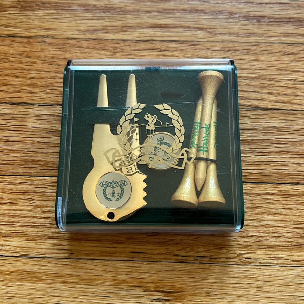 Harrods Knightsbridge Golf Accessories / Ball Marker / Divot Tool / Tees